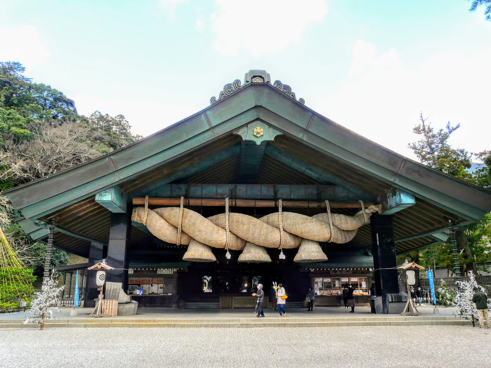 出雲大社の大きなしめ縄と社殿